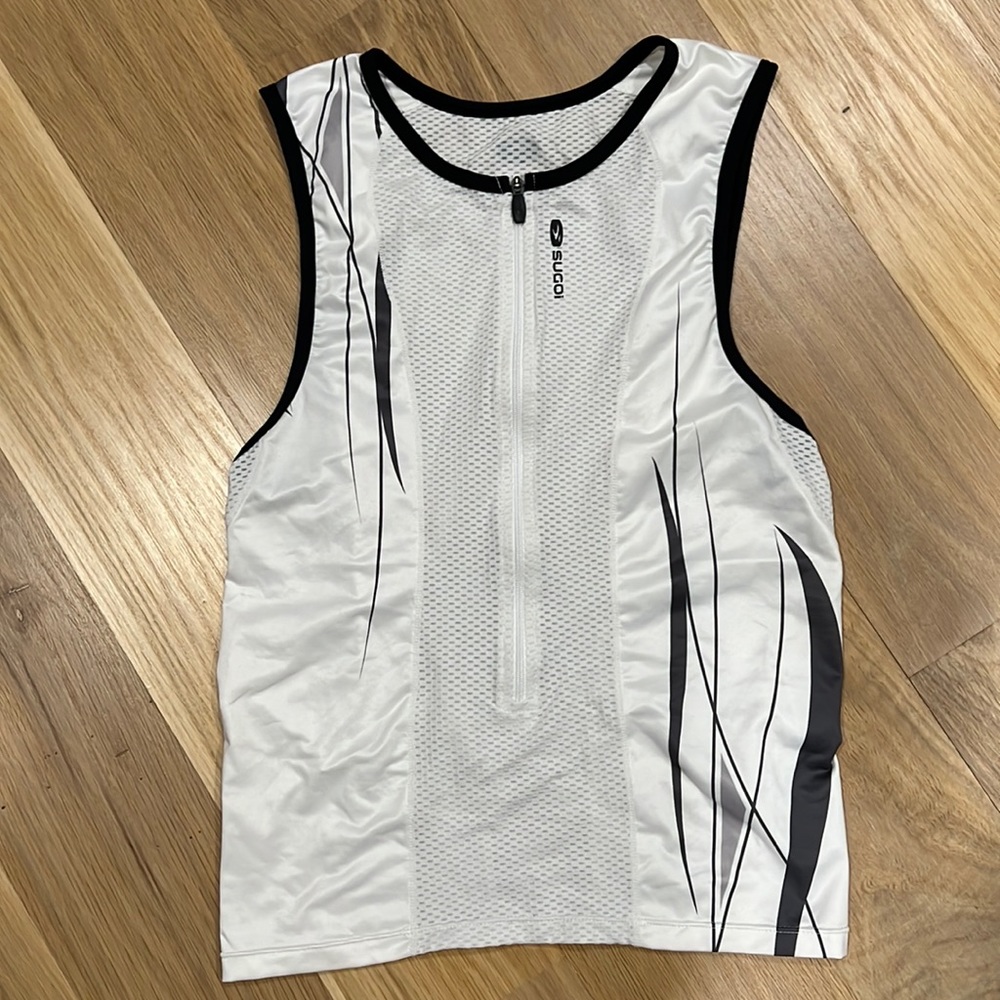Excellent condition men’s Sugoi tri tank. Fits more like a small.